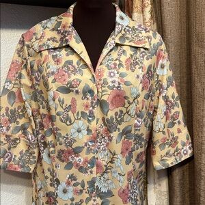 Vintage 1970’s cream pink and blue floral short sleeve midi dress. Size M.